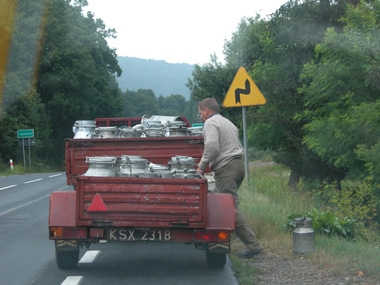 Foto: Ein Milchtransport in der Nähe von Dukla, Polen 2006, Matthäus Rest