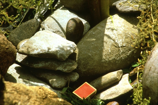 Foto: Shangó-Steine bilden das Zentrum des Kélé-Altars (Manfred Kremser © 1988)