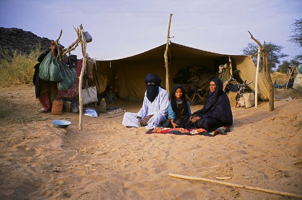 Hamadi, Saina und Raquia vor ihrem Zelt. Foto: Anja Fischer.