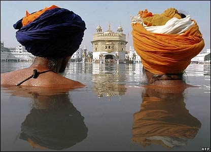 Foto: Gläubige Sikhs beim heiligen Bad nahe des Goldenen Tempels in Amritsar, Nordindien (http://news.bbc.co.uk/1/hi/in_pictures/4470894.stm)