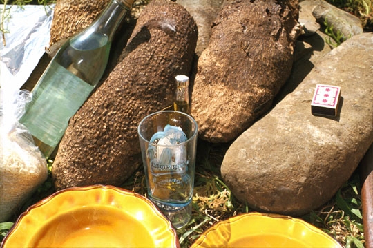 Foto: Die Getränke Rum und Wasser inmitten von Yams und Shangó-Steinen (Manfred Kremser © 1985)