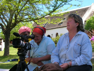 Foto: Eine Köchin als Kamerafrau am Weingut Nelson's Creek bei Paarl, Südafrika 2005, Severin Lenart