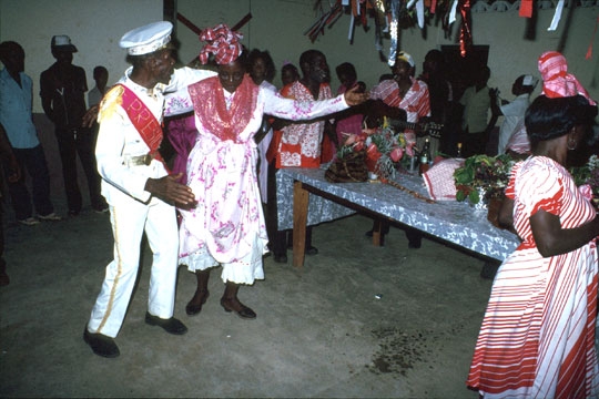 Foto: Ehrentanz des Präsidenten beim La Rose Festival in Babonneau (Manfred Kremser © 1982)