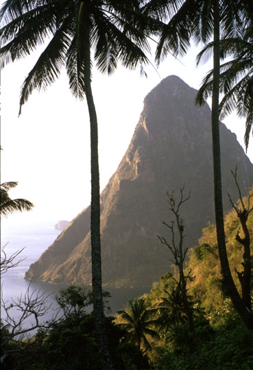 Foto: Die Piton, das Wahrzeichen St. Lucias. (Manfred Kremser © 1988)