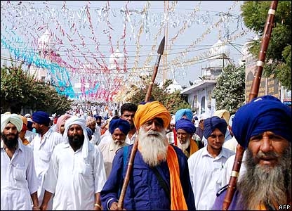 Foto: Gläubige Sikhs bei einer religiösen Prozession, Punjab, Nordindinen (http://news.bbc.co.uk/2/hi/in_pictures/5298402.stm)