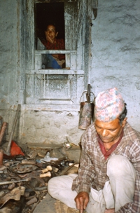 Foto: Ein Schmied bei der Arbeit, Simigaon, Nepal 2004, Matthäus Rest