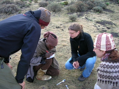 Foto: Ein Hirte auf der Sani Ebene notiert seine Adresse, Lesotho 2005, Severin Lenart