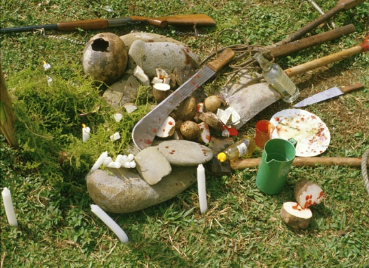 Foto: Die Ritualobjekte und Opfergaben besprengt (=gesegnet) mit Blut (Manfred Kremser © 1985)