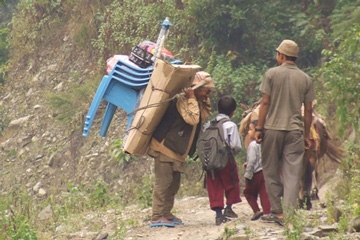 Foto: Ein Träger, ein Maultiertreiber und zwei Schulkinder treffen sich am Weg nach Singati, Nepal 2008, Matthäus Rest
