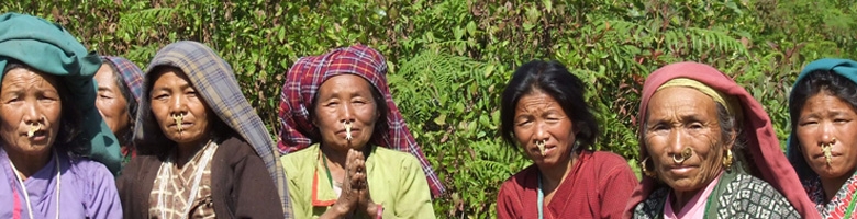 Foto: Rai-Frauen bei einer Feuerbestattung nahe Hedangna, Nepal 2008, Matthäus Rest
