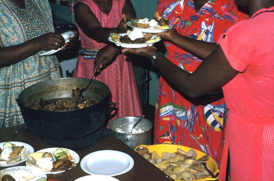 Foto: Kreolische Speisen für die alle Teilnehmer am Kélé-Ritual (Manfred Kremser © 1983)