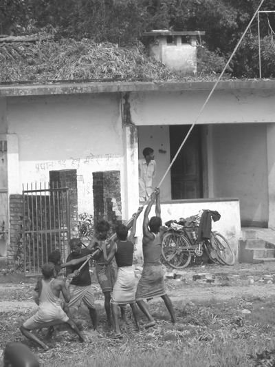 Foto: Männer beim Fällen eines Baums nahe Nautanwa, Indien 2008, Matthäus Rest