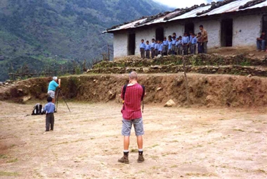 Foto: Ein Klassenfoto aus mehreren Perspektiven, Simigaon, Nepal 2004, Matthäus Rest