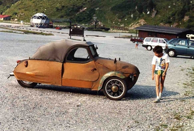Foto: Ein Kind bestaunt ein selbstgebautes Auto am Naßfeld, Salzburg, Österreich ca. 1990, Heidemarie Rest-Hinterseer