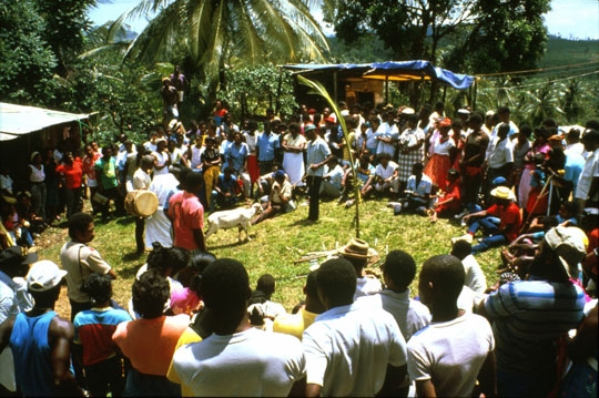 Foto: Das Kélé-Opferritual im April 1988 geleitet von Hohepriester Etienne Wells Joseph (Manfred Kremser © 1988)