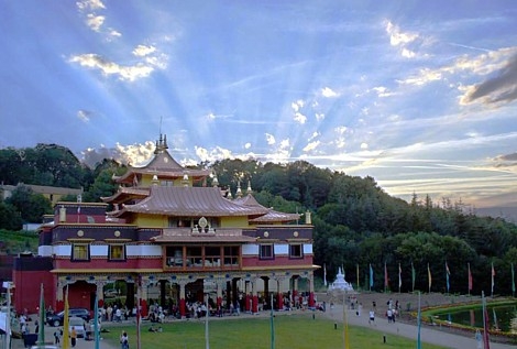 Foto: Der tibetisch-buddhistische Tempel Lerab Ling in Südfrankreich (http://www.rigpawiki.org/index.php?title=Lerab_Ling)